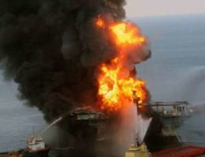 В Азербайджане горит нефтегазодобывающая платформа