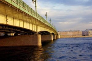 Утопленницу вытащили из Невы в Петербурге