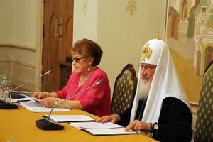 В России хотят убрать Толстого и Достоевского из школьной программы, заменив их Библией