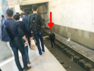 Пьяный азербайджанец прогулялся по рельсам бакинского метро