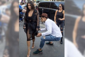 Ким Кардашян подаст в суд на украинского журналиста за поцелуй в пятую точку