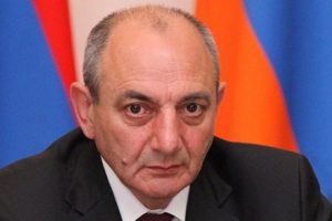 Бако Саакян посмертно наградил медалью «За боевые заслуги» погибшего военнослужащего Севака Хачатряна