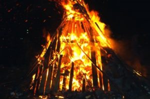 В Сети появилось видео сожжения на костре «колдуньи» в Перу