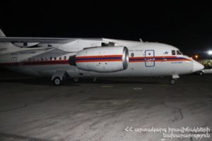 В ереванском аэропорту приземлился самолет с пострадавшими в ДТП под Бесланом