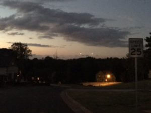 Два светящихся НЛО пролетели над горными вершинами в Ньюмане