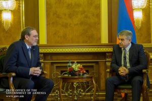 Премьер Карапетян принял посла России в Армении