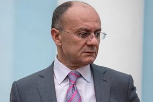 Сейрану Оганяну угрожают компроматами, он отправился в Москву