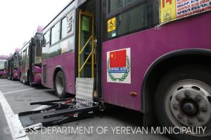 Автопарк Еревана пополнился автобусами с лифтами для инвалидов