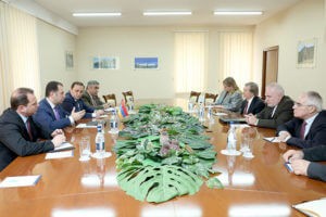 Ереван считает важным безоговорочное соблюдение режима перемирия в Карабахе для успеха в переговорах - глава Минобороны