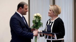 Супруге Ишхана Закаряна – звание заслуженного педагога
