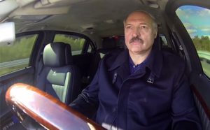 Лукашенко поедет в Украину не на танке, а на тракторе