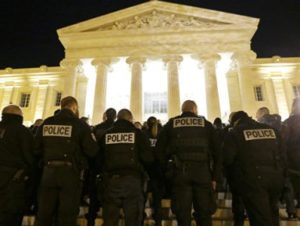 В Марселе около двухсот полицейских устроили манифестацию
