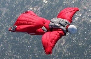 Россиянин разбился во время прыжка с костюмом-крылом в Альпах