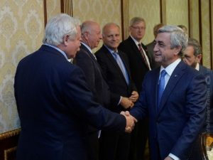 Депутат Бундестага Германии передал президенту Армении бронзовую фигурку голубя