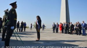 Мэр Парижа посетил мемориальный комплекс Цицернакаберд