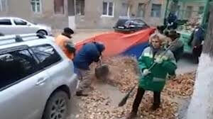 В России дворники собирают мусор в российский флаг (Видео)