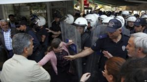 Арест должностных лиц Диарбекира курдской национальности подняли волну протеста в Турции (Видео)