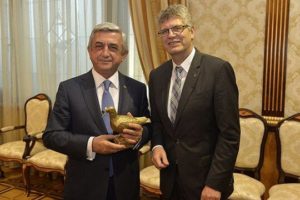Депутат Бундестага передал Сержу Саргсяну бронзовую фигурку одного из 29 голубей, отлитых по числу положений ООН о правах человека