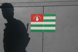 Неизвестный мужчина взорвал бомбу на территории Абхазского телевидения