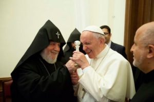 Папа Франциск отправил медаль армянскому мастеру, создавшему его самый маленький портрет