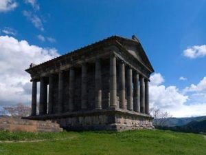 В день паломничества в Гегард сюда нужно привозить верующих со всего мира - иерей