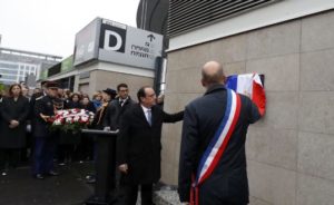 Париж вспоминает жертв терактов 2015 года. В "Батаклане" выступил Стинг