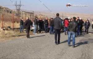 Жители села Аргел перекрыли дорогу: они требуют выплаты долгов по зарплате