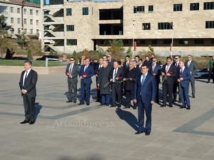 Премьер-министр Армении в Степанакерте почтил память погибших в ВОВ и карабахской войне
