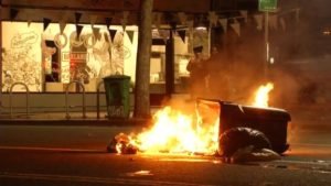 В Окленде проходят массовые акции протеста после победы Трампа