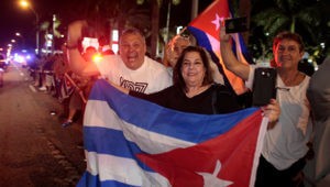 Кубинцы ликуют после новости о смерти Кастро (Видео)