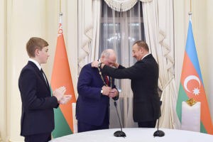 Белорусский диктатор обещал азербайджанскому диктатору "отработать" полученную в Баку награду