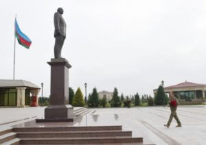 Алиев посетил памятник Алиеву