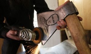 В России школьники ходят в школу с топорами из-за волков