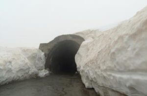 Трасса на Ларс закрыта, работы по расчистке приостановлены