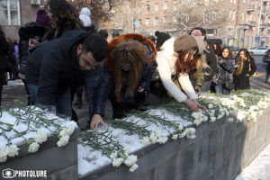 В Ереване люди несут цветы и свечи к посольству России