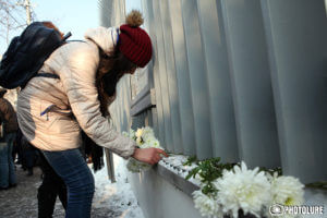 Жители Еревана приносят цветы к посольству Германии в память о жертвах теракта в Берлине