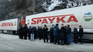 Водителям грузовиков, оставшихся в Ларсе, будет предоставлена необходимая помощь (Видео)