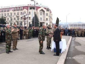 Бако Саакян и Серж Саргсян приняли участие в церемонии вручения автомобилей военнослужащим Армии обороны