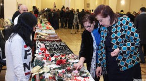 Министр Диаспоры Армении купила колечко у сирийских армян и указала на высокое качество
