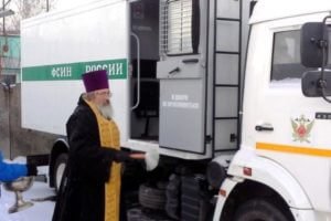 Российских зеков будут возить по Москве на освященных автомобилях