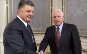 Порошенко и сенаторы США прибыли в Донбасс поздравить пехоту