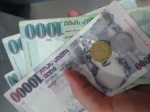 Депутаты предлагают повысить минимальную зарплату в Армении с 55 до 100 тысяч драмов