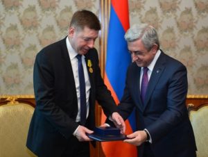 Президент Саргсян наградил директора компании FLSmidth Медалью Признательности