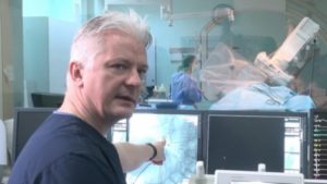 Голландский врач демонстрирует в РА новые навыки операции