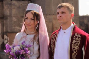 Российская пара сыграла свадьбу на армянском таразе (Видео)
