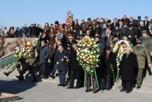 Цветы на мемориале, увековечивающем память сербских пилотов