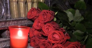 Армяне несут цветы и свечи к посольству России в Ереване