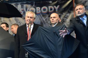 Суд Праги признал, что бросание яиц в президента не является преступлением и не должно караться