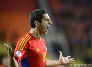 Генрих Мхитарян появился на обложке журнала United We Stand на фоне армянского флага