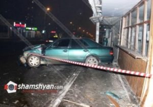 В Ереване автомобиль «Mercedes» протаранил стену магазина